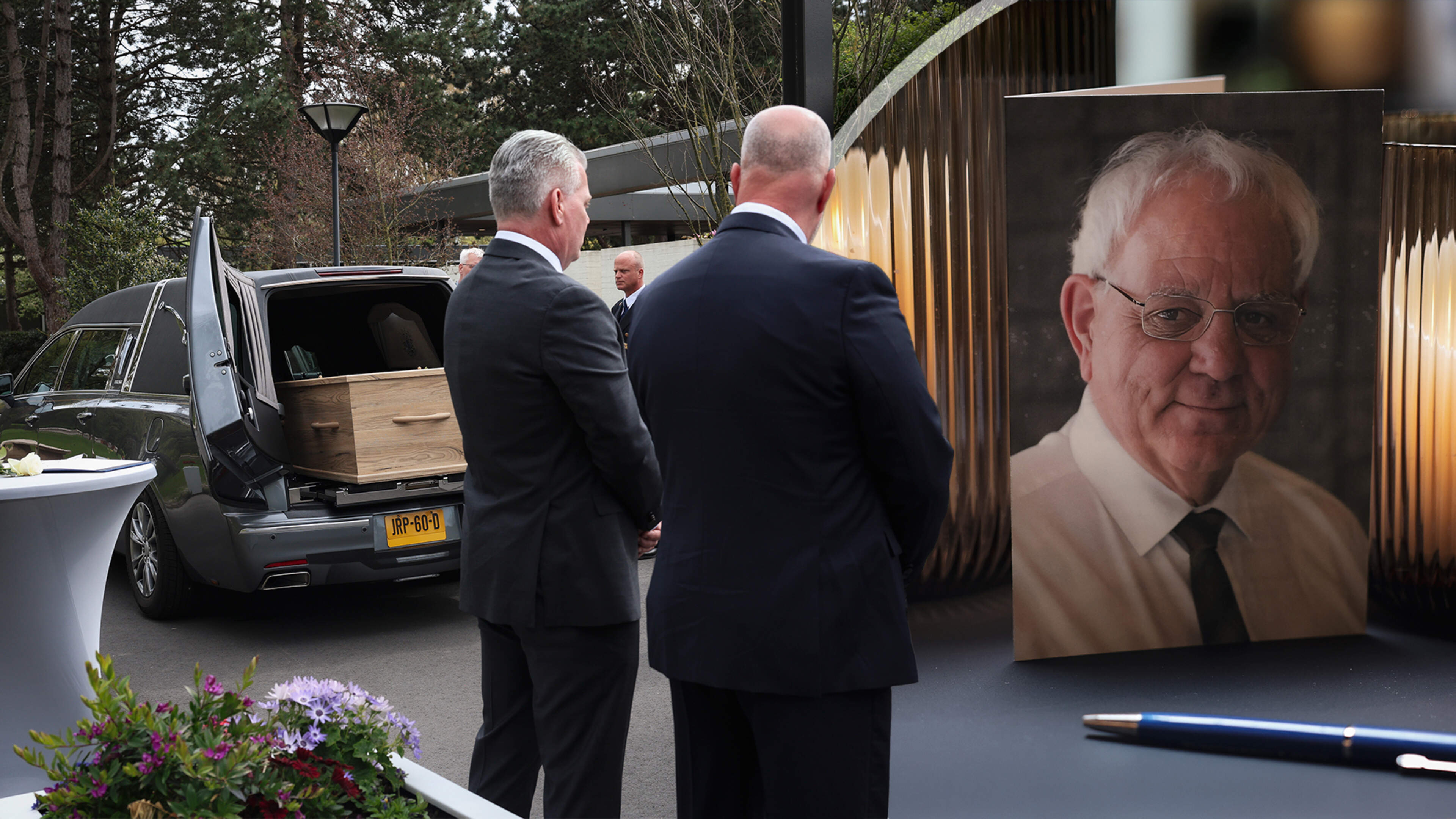 Bekende Amsterdamse oud-rechercheur ’Baantjer van de Bijlmer’ met korpseer begraven